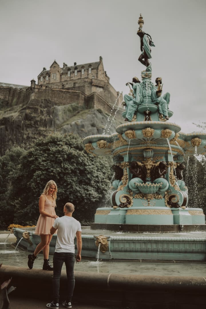 Tereza a Adam u Rossovy fontány pod edinburským hradem